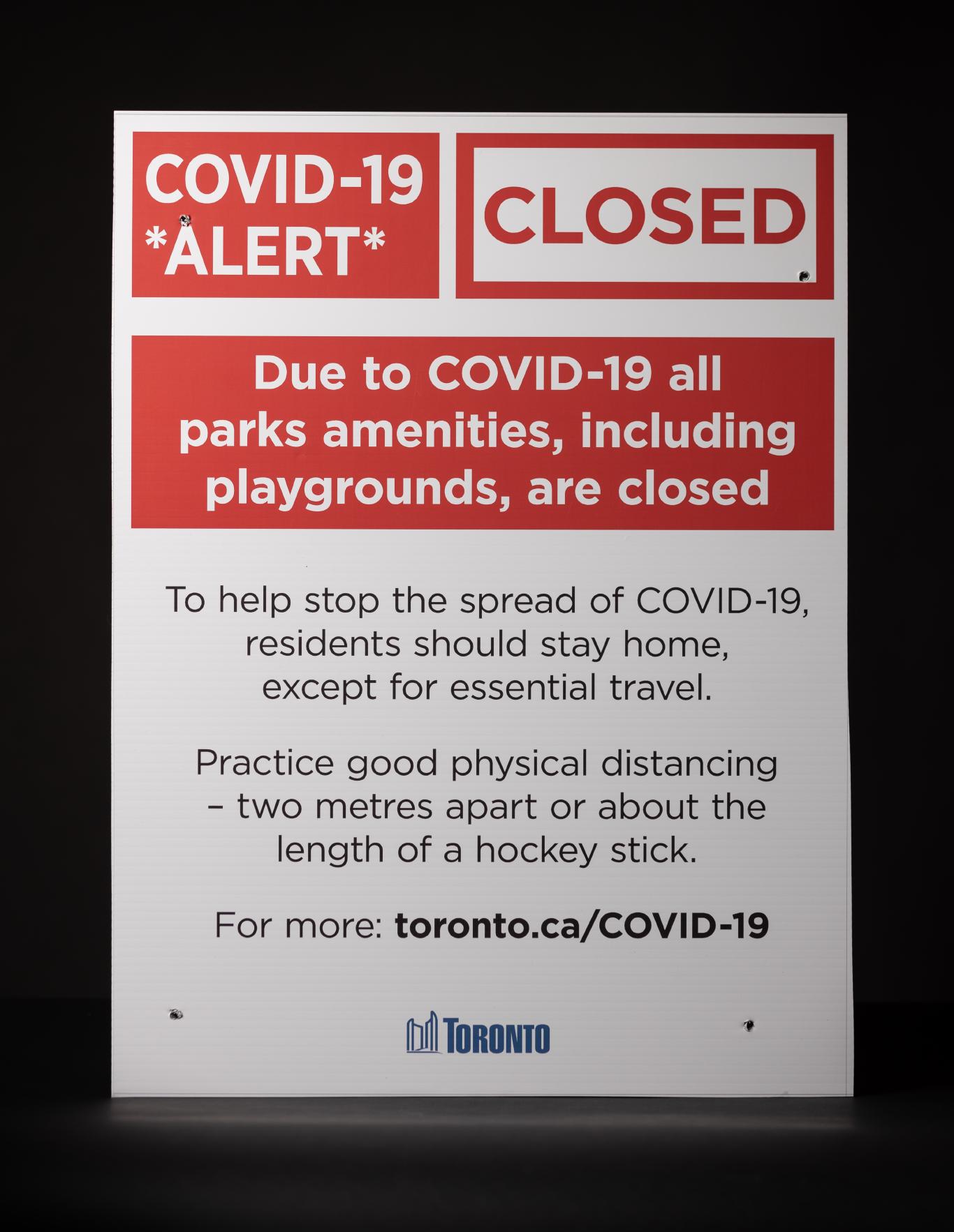 A poster sized sign with warnings about the park’s closure due to Covid-19.